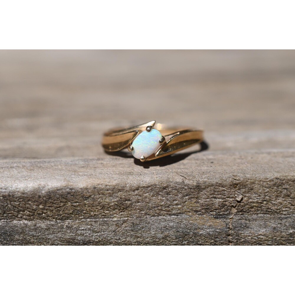 Vintage opal in solid 14k yellow gold ring size 6 American made